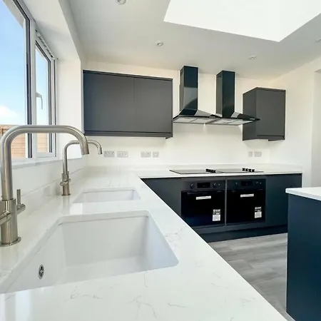 6 Bed 3 Bath Luxury Spacious New House *